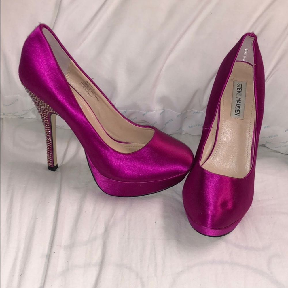 MAGENTA STEVE MADDEN SATIN PUMPS- WORN 1x